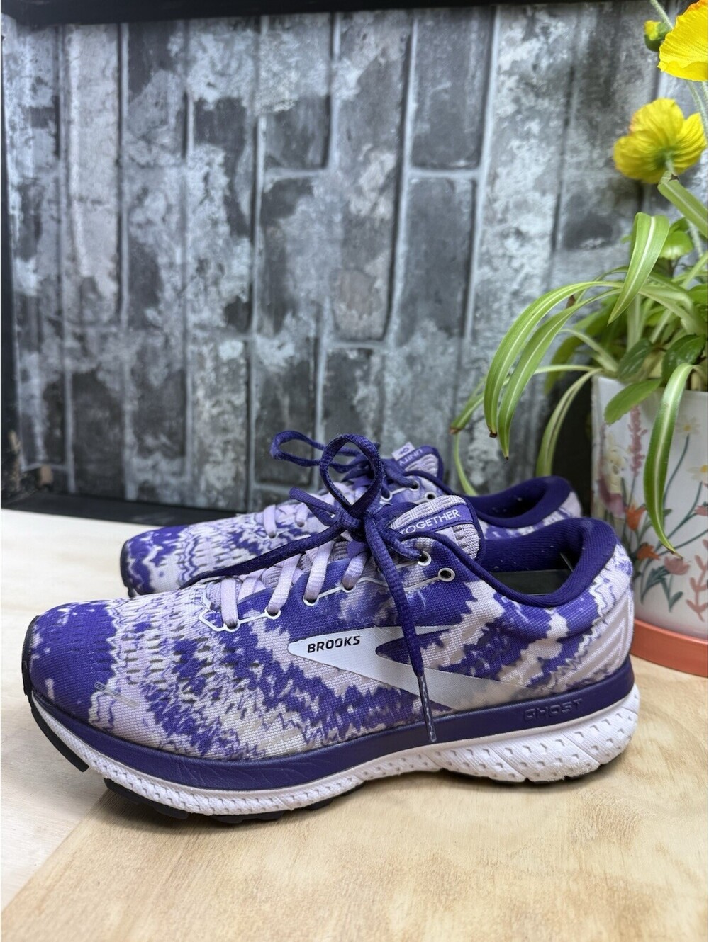 Brooks Ghost Men's Purple/White Low Top Lace-Up Running Sneaker Rubber Outsole